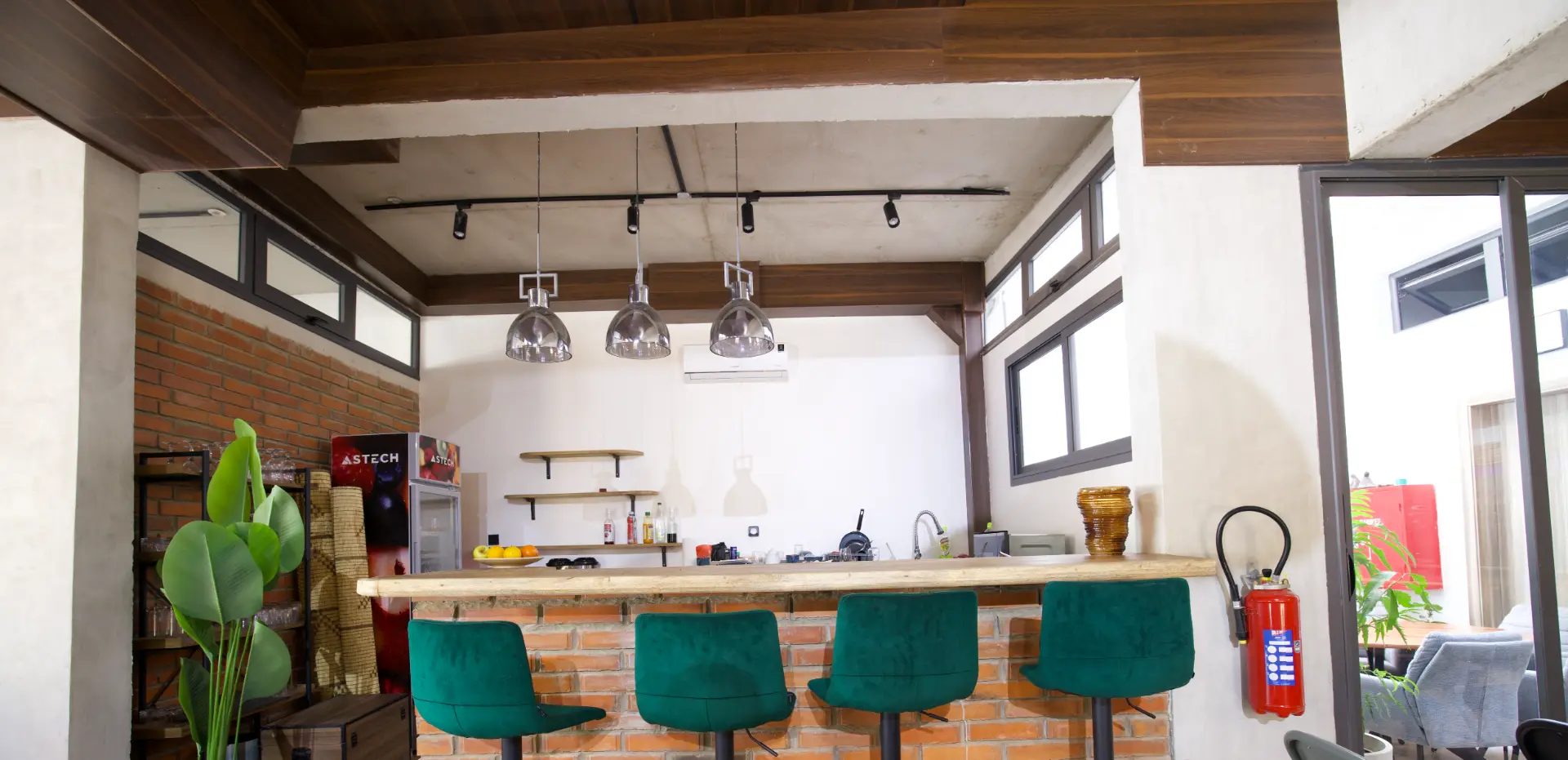 Bar et coin café du coworking avec tabourets verts