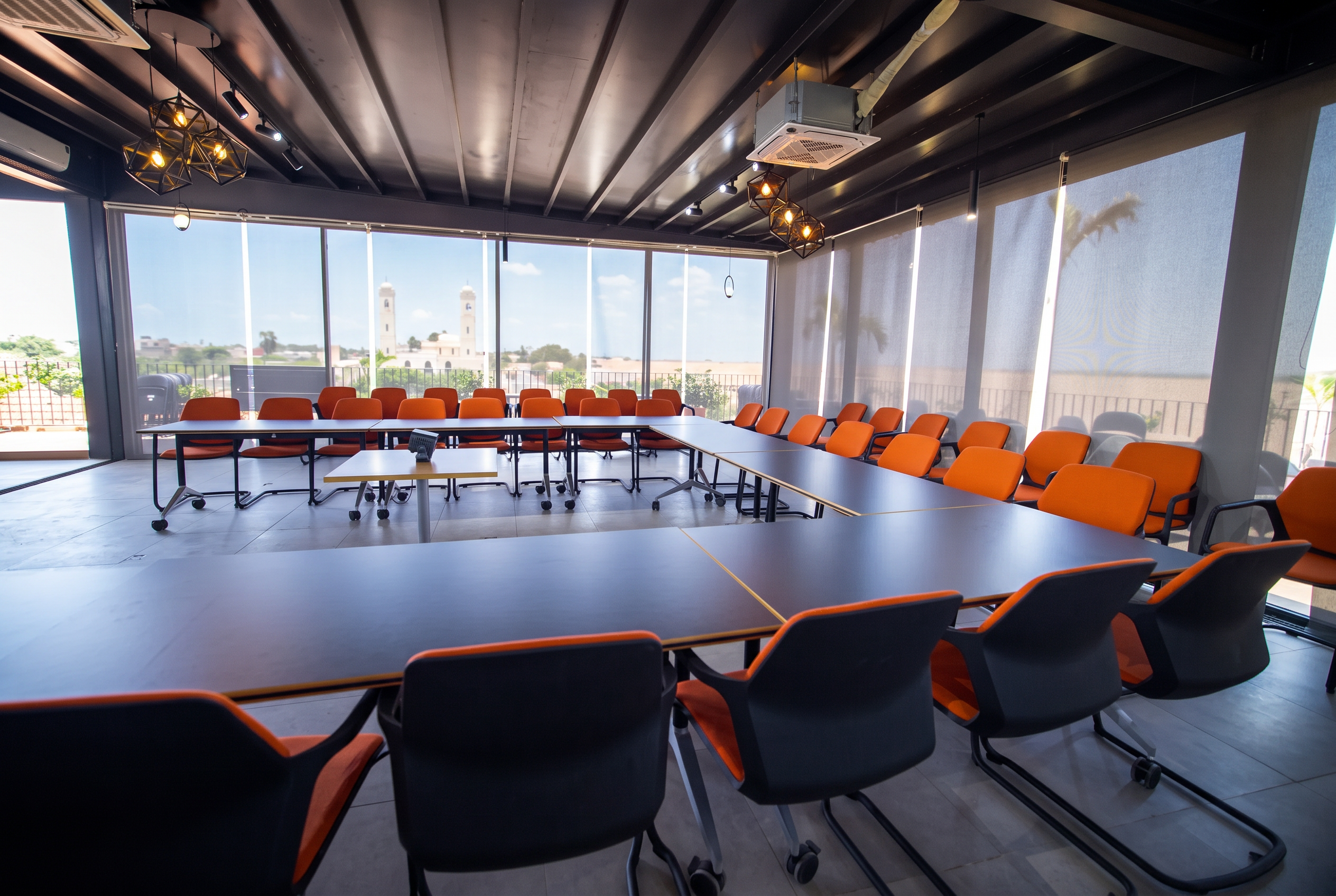Salle de réunion en table de conférence avec vue sur la ville