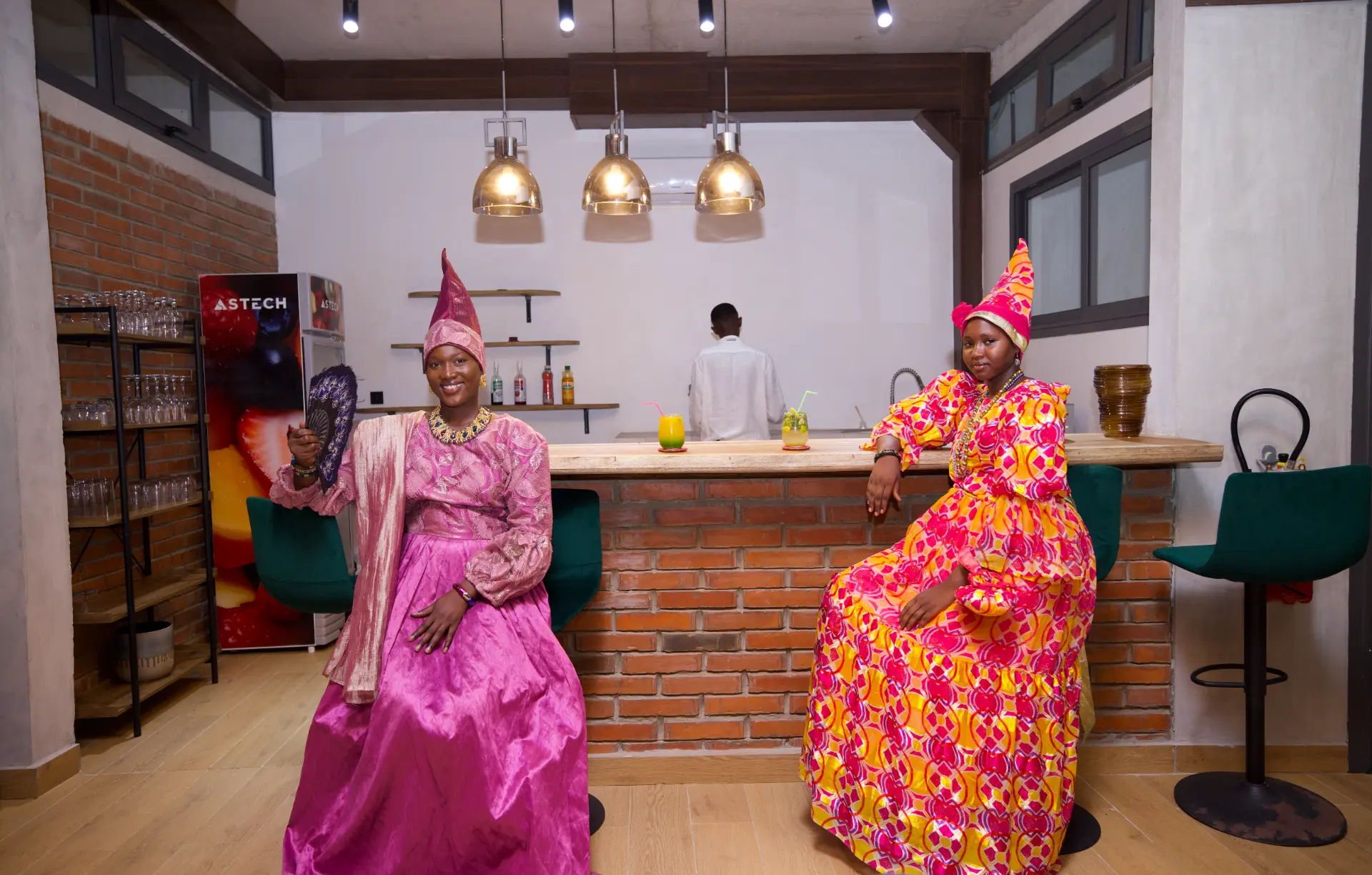 Bar de l'Hôtel Signare avec des femmes en tenue traditionnelle sénégalaise